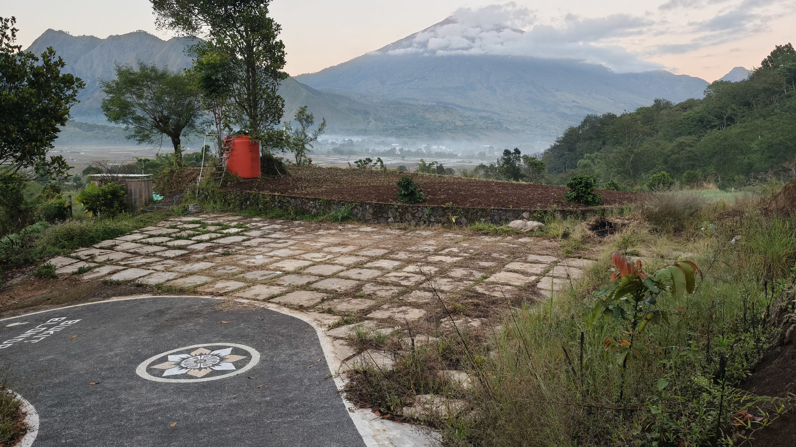 Parkiran atas bale ody villa ssembalun camping groung