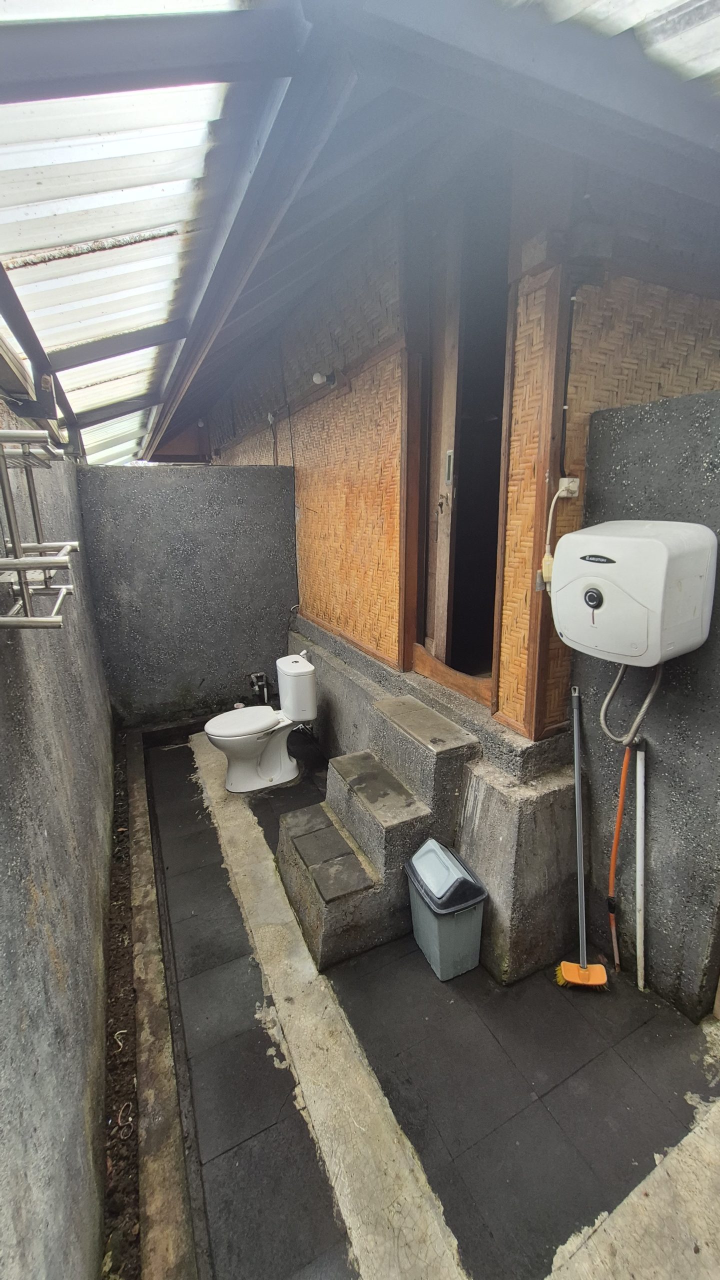 Kamar mandi bale sasak